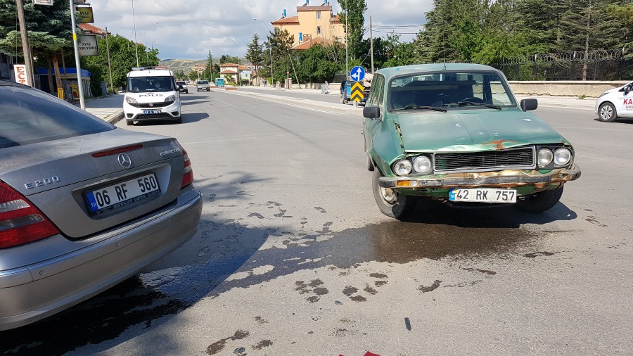 iki otomobil Çarpıştı 1 Kişi Yaralandı
