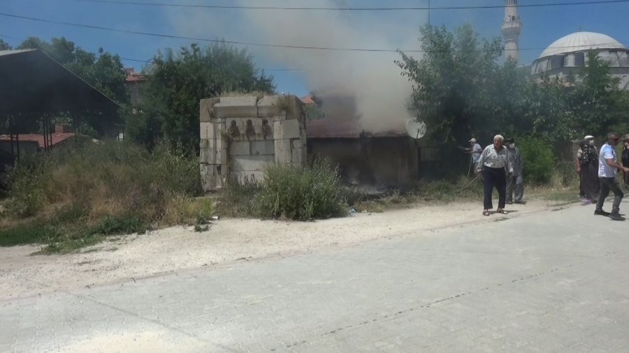 Ilgın İlçesi’ndeki boş bir evin ahır çatısında çıkan yangın, çevredekilere korkulu anlar yaşattı